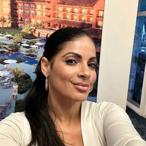 Meet your Posher, Claudia